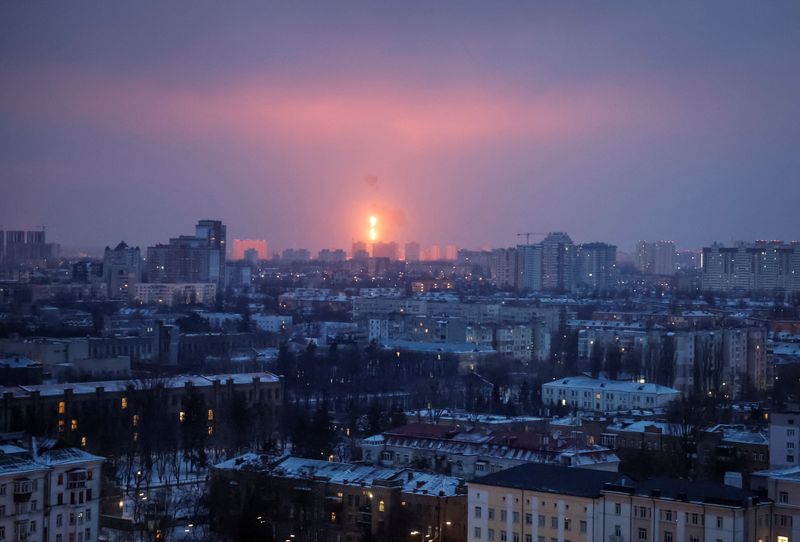 &copy; Reuters. Una explosión de un misil se ve en el cielo sobre la ciudad durante un ataque con misiles rusos, en medio del ataque de Rusia a Ucrania, en Kiev, Ucrania 23 de enero. 2024. REUTERS/Gleb Garanich
