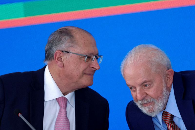 &copy; Reuters. FILE PHOTO: Brazil's Vice President Geraldo Alckmin talks with Brazil's President Luiz Inacio Lula da Silva during a meeting of the National Industrial Development Council (CNDI) at the Planalto Palace in Brasilia, Brazil January 22, 2024. REUTERS/Adriano