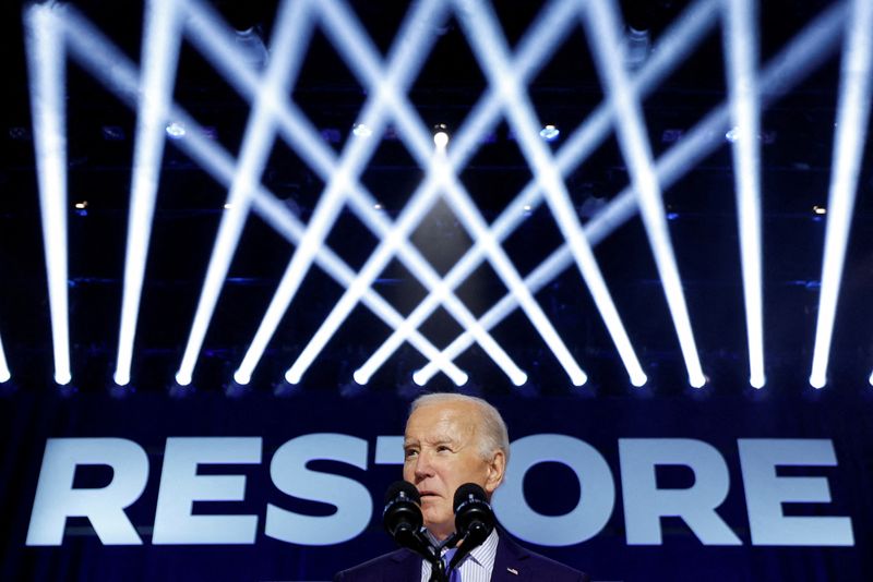 &copy; Reuters. U.S. President Joe Biden delivers remarks, during a campaign event focusing on abortion rights at the Hylton Performing Arts Center, in Manassas, Virginia, U.S., January 23, 2024. REUTERS/Evelyn Hockstein 