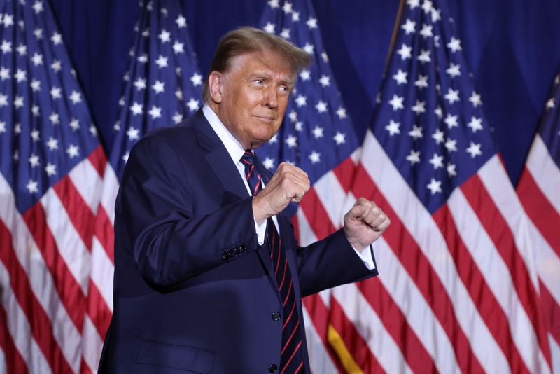 © Reuters. Republican presidential candidate and former U.S. President Donald Trump gestures as he takes the stage during his New Hampshire presidential primary election night watch party, in Nashua, New Hampshire, U.S., January 23, 2024. REUTERS/Mike Segar