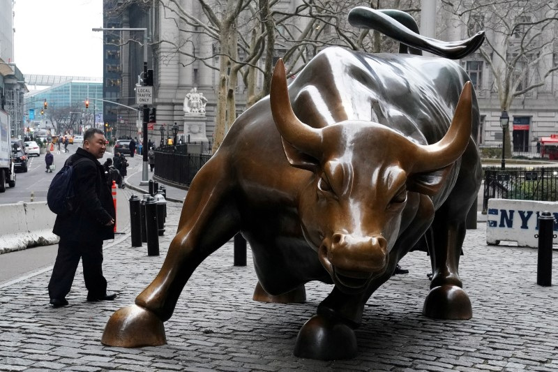 &copy; Reuters. FILE PHOTO: The Charging Bull or Wall Street Bull is pictured in the Manhattan borough of New York City, New York, U.S., January 16, 2019. REUTERS/Carlo Allegri/File Photo/File Photo
