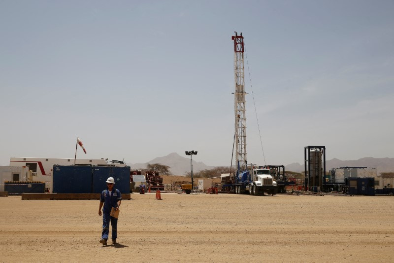 &copy; Reuters. FILE PHOTO: A worker walks at a Tullow Oil explorational drilling site in Lokichar, Turkana County, Kenya, February 8, 2018. Picture taken February 8, 2018. REUTERS/Baz Ratner/File Photo