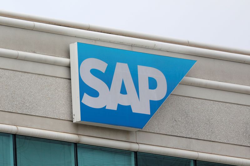 &copy; Reuters. FOTO DE ARCHIVO: El logotipo de SAP en sus oficinas de Reston, Virginia, Estados Unidos, el 12 de mayo de 2021. Foto tomada el 12 de mayo de 2021. REUTERS/Andrew Kelly