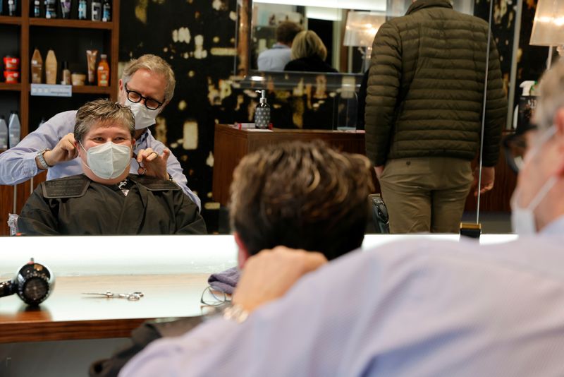 &copy; Reuters. Un salon de coiffure à Cambrai. /Photo prise le 29 octobre 2020/REUTERS/Pascal Rossignol