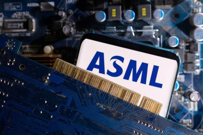 &copy; Reuters. FOTO DE ARCHIVO. Imagen de ilustración de un teléfono inteligente con el logo de ASML sobre la placa base de un ordenador. 6 de marzo de 2023. REUTERS/Dado Ruvic