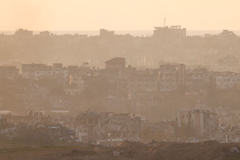 &copy; Reuters. منظر لمباني مدمرة في غزة يوم 15 يناير كانون الثاني 2024. تصوير: تايرون سيو - رويترز