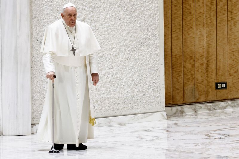 &copy; Reuters. البابا فرنسيس قبيل اللقاء الأسبوعي بالفاتيكان يوم الأربعاء. تصوير: يارا ناردي - رويترز.
