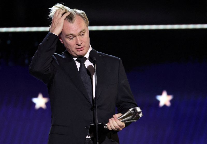&copy; Reuters. FOTO DE ARCHIVO. Christopher Nolan recibe el premio al mejor director por "Oppenheimer" durante la 29º edición de los Critics Choice Awards en Santa Mónica, California, Estados Unidos. 14 de enero de 2024. REUTERS/Mario Anzuoni