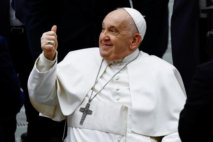 &copy; Reuters. El Papa Francisco gesticula durante su audiencia general semanal en el salón Pablo VI del Vaticano. 24 enero 2024. REUTERS/Yara Nardi