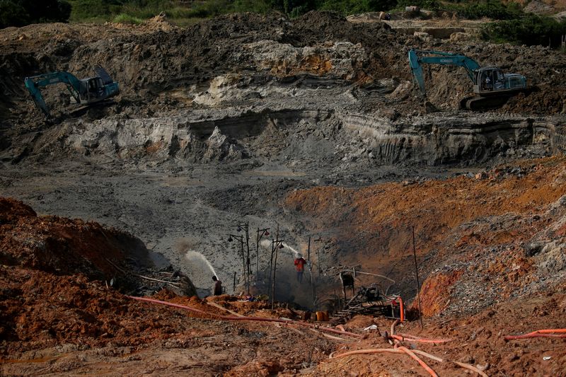 &copy; Reuters. Unlicensed miners work in a tin mining area in Toboali, on the southern shores of the island of Bangka, Indonesia, April 29, 2021.  REUTERS/Willy Kurniawan/File Photo