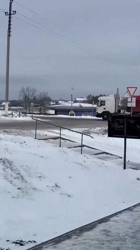 &copy; Reuters. Un aereo da trasporto militare russo si schianta vicino a Yablonovo, nella regione di Belgorod, in Russia, il 24 gennaio 2024, in questa immagine tratta da un video dei social media ottenuto da REUTERS.
