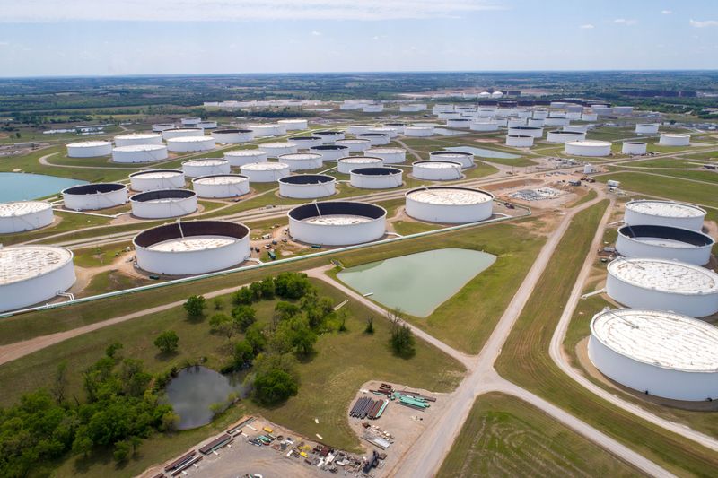 &copy; Reuters. Serbatoi di stoccaggio del greggio in una foto aerea dell'hub petrolifero di Cushing, Oklahoma, Stati Uniti, 21 aprile 2020. REUTERS/Drone Base/foto d'archivio
