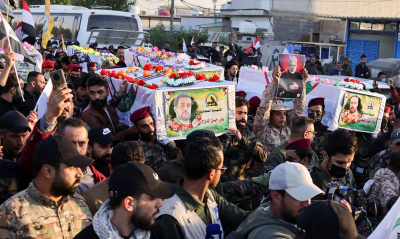 &copy; Reuters. FOTO DE ARCHIVO: Dolientes llevan los ataúdes de los combatientes iraquíes de Kataib Hezbolá que murieron por un ataque aéreo estadounidense en Jurf al-Sakhar, al sur de Bagdad, durante un funeral en Bagdad, Irak. 22 de noviembre 2023. REUTERS/Thaier 