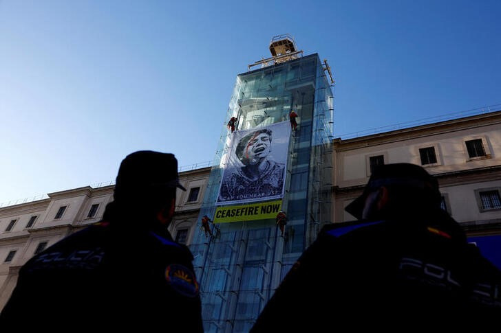 &copy; Reuters. Dos policías miran el despliegue de una pancarta de protesta de Greenpeace contra la guerra en Gaza en la fachada del Museo Reina Sofía en Madrid, España. 24 enero 2024. REUTERS/Susana Vera. NO REVENTAS NI ARCHIVO
