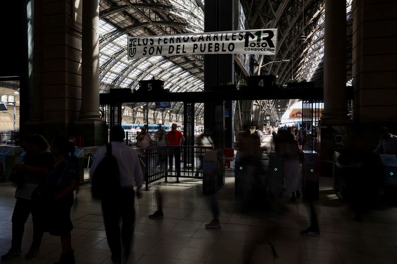 &copy; Reuters. Commuters walk as a banner that reads "The trains belong to the people" hangs at Retiro train station, during a one-day national strike, in Buenos Aires, Argentina, January 24, 2024. REUTERS/Agustin Marcarian