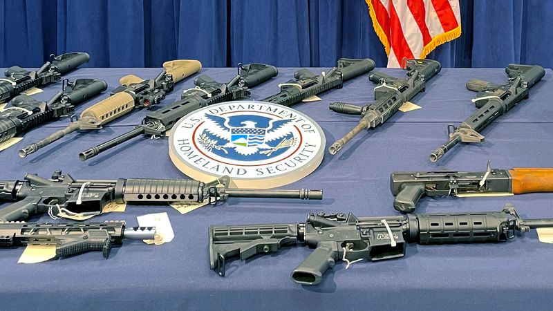 &copy; Reuters. Weapons seized by U.S. authorities that had been destined for illegal export to Haiti are displayed during a news conference in Miami, Florida, U.S. August 17, 2022. REUTERS/Brian Ellsworth/File Photo