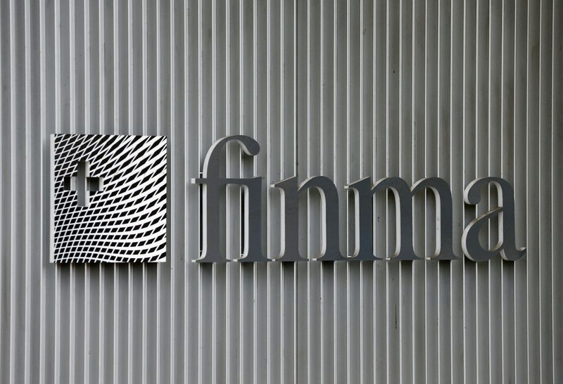 &copy; Reuters. Le logo de la FINMA à Berne, en Suisse. /Photo prise le 5 avril 2016/REUTERS/Ruben Sprich