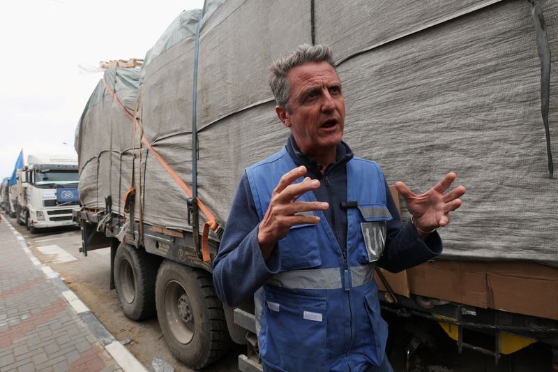 &copy; Reuters. توماس وايت مدير شؤون الأونروا في قطاع غزة يتحدث إلى وسائل الإعلام بجوار شاحنة مساعدات متجهة إلى شمال غزة في منتصف قطاع غزة يوم 27 نوفمبر تشري