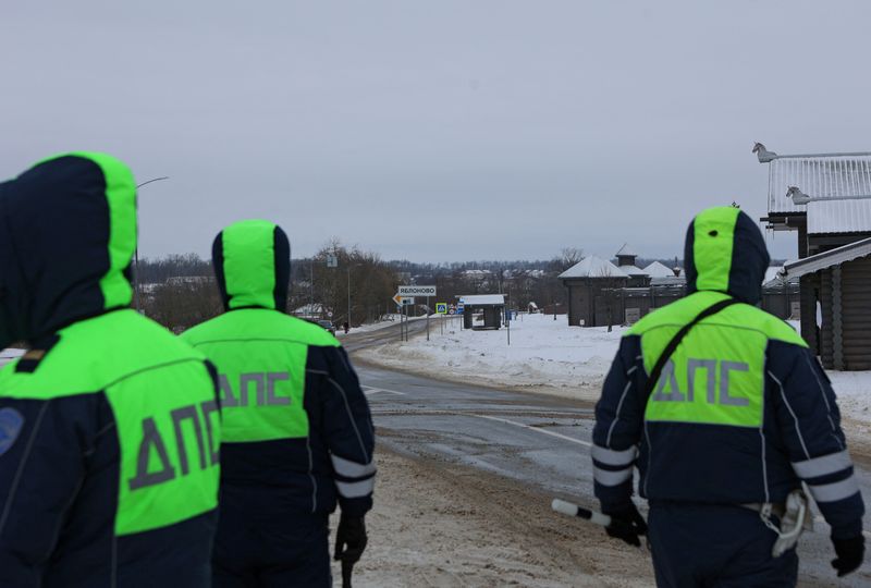 © Reuters. Traffic police officers block off a road near the crash site of the Russian Ilyushin Il-76 military transport plane outside the village of Yablonovo in the Belgorod Region, Russia January 24, 2024. REUTERS/Stringer