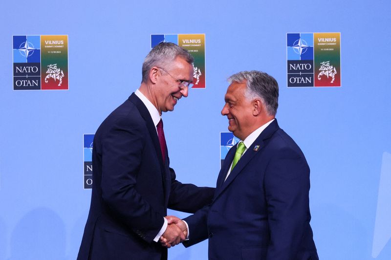 &copy; Reuters. Il Segretario generale della Nato Jens Stoltenbergm stringe la mano al primo ministro ungherese Viktor Orban, prima del vertice dei leader della Nato a Vilnius, Lituania, l'11 luglio 2023. REUTERS/Yves Herman/File Photo