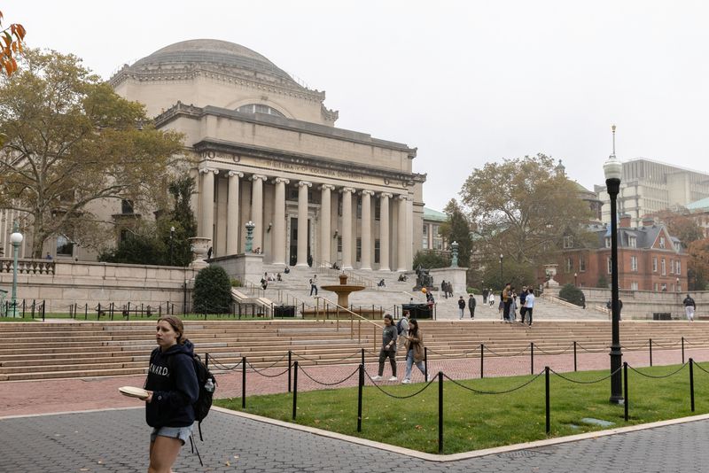 &copy; Reuters. People walk past Columbia University in New York, U.S., October 30, 2023. REUTERS/Jeenah Moon