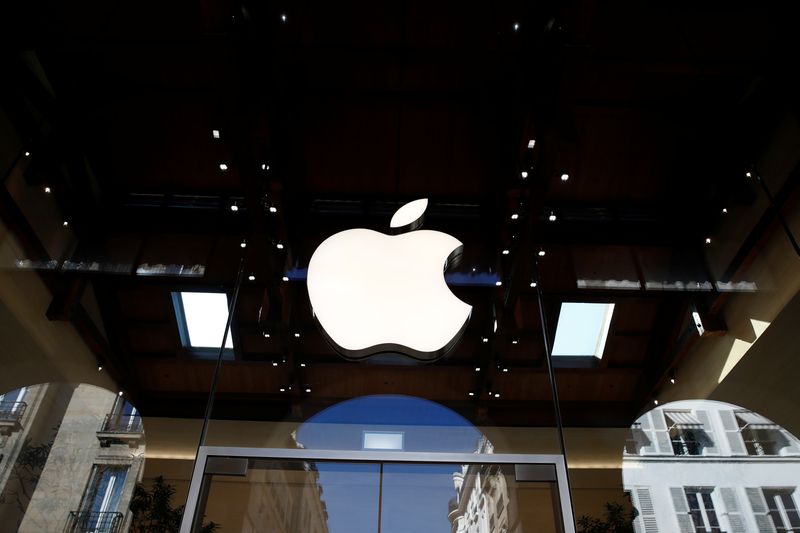 &copy; Reuters. Il logo Apple in un Apple Store di Parigi, Francia, 17 settembre 2021. REUTERS/Gonzalo Fuentes/Foto d'archivio