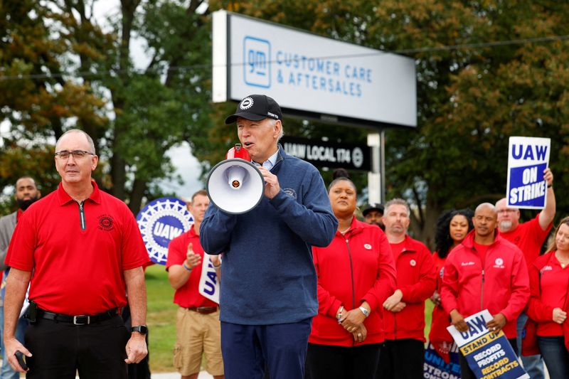 &copy; Reuters. U.S. President Joe Biden speaks next to Shawn Fain, President of the United Auto Workers (UAW), as he joins striking members of the United Auto Workers (UAW) on the picket line outside the GM's Willow Run Distribution Center, in Belleville, Wayne County, 