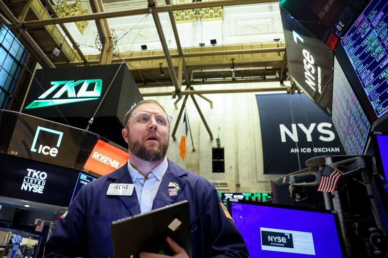 &copy; Reuters. متداول يعمل في بورصة نيويورك الأمريكية يوم الثلاثاء. تصوير: برندان مكدرميد - رويترز.