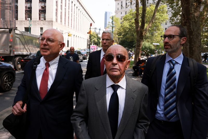 &copy; Reuters. British billionaire and Tottenham Hotspur owner Joe Lewis leaves the United States Courthouse in Manhattan, following his appearance on insider trading charges, in New York City, U.S., July 26, 2023. REUTERS/Amr Alfiky