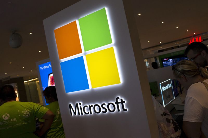 &copy; Reuters. FOTO DE ARCHIVO: El logotipo de Microsoft en una tienda de Microsoft en la ciudad de Nueva York. 28 de julio de 2015. REUTERS/Mike Segar