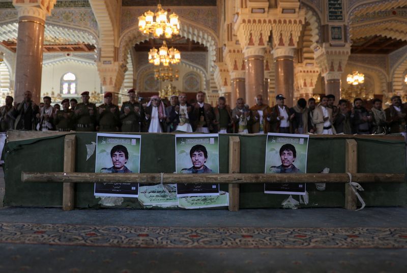 &copy; Reuters. Des personnes en deuil prient devant les cercueils de combattants houthis tués lors de récentes frappes américaines sur des cibles du mouvement houthi, lors de leurs funérailles à Sanaa, au Yémen. /Photo d'archives prise le 17 janvier 2024/REUTERS/K