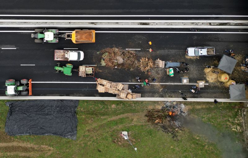 &copy; Reuters. Agricultores seguem com bloqueios em estradas na França
24/01/2024
REUTERS/Nacho Doce