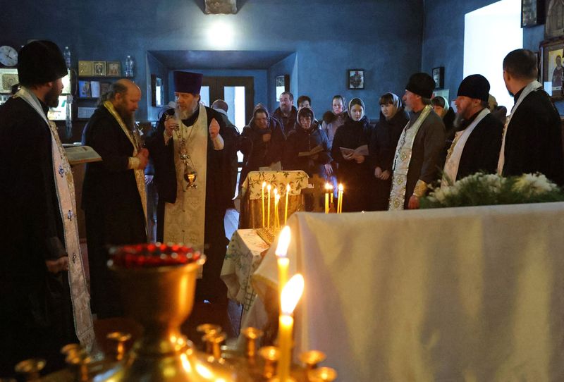 &copy; Reuters. An Orthodox priest conducts a service for those killed in the crash of the Russian Ilyushin Il-76 military transport plane, in a church in the village of Yablonovo in the Belgorod Region, Russia January 24, 2024. REUTERS/Stringer