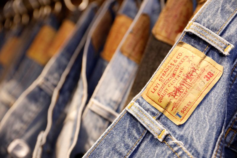 &copy; Reuters. Jeans Levi Strauss in un negozio a New York, Stati Uniti. REUTERS/Shannon Stapleton