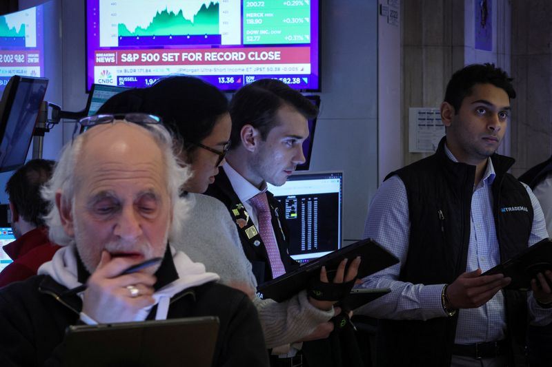 © Reuters. FILE PHOTO: Traders work on the floor at the New York Stock Exchange (NYSE) in New York City, U.S., January 19, 2024.  REUTERS/Brendan McDermid/File Photo