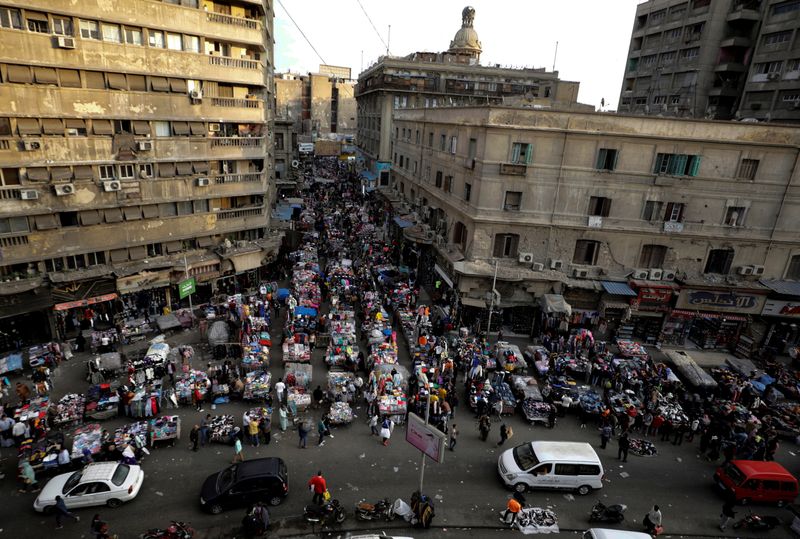 &copy; Reuters. أشخاص يتسوقون في ميدان العتبة وسط القاهرة في صورة من أرشيف رويترز.