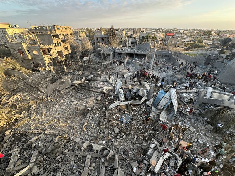 © Reuters. Palestinians inspect the site of an Israeli strike on a mosque, amid the ongoing conflict between Israel and the Palestinian Islamist group Hamas, in Rafah in the southern Gaza Strip, January 24, 2024. REUTERS/Fadi Shana