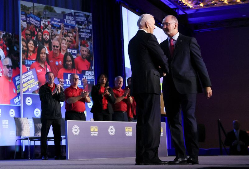 © Reuters. U.S. President Joe Biden is greeted by United Auto Workers (UAW) President Shawn Fain after Fain endorsed Biden for president and prior to Biden's remarks to UAW members at their Community Action Program (CAP) legislative conference in Washington, U.S., January 24, 2024. REUTERS/Leah Millis