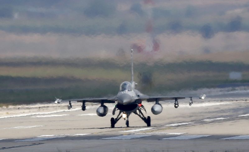 © Reuters. FILE PHOTO: A Turkish Air Force F-16 fighter jet lands at Incirlik air base in Adana, Turkey, August 11, 2015. REUTERS/Murad Sezer/File Photo