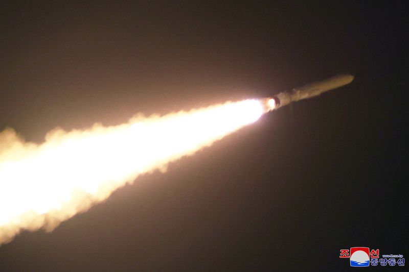 &copy; Reuters. صاروخ كروز استراتيجي خلال اختباره في مكان غير محدد في كوريا الشمالية يوم الخميس في صورة حصلت عليها رويترز من وكالة الأنباء المركزية الكورية