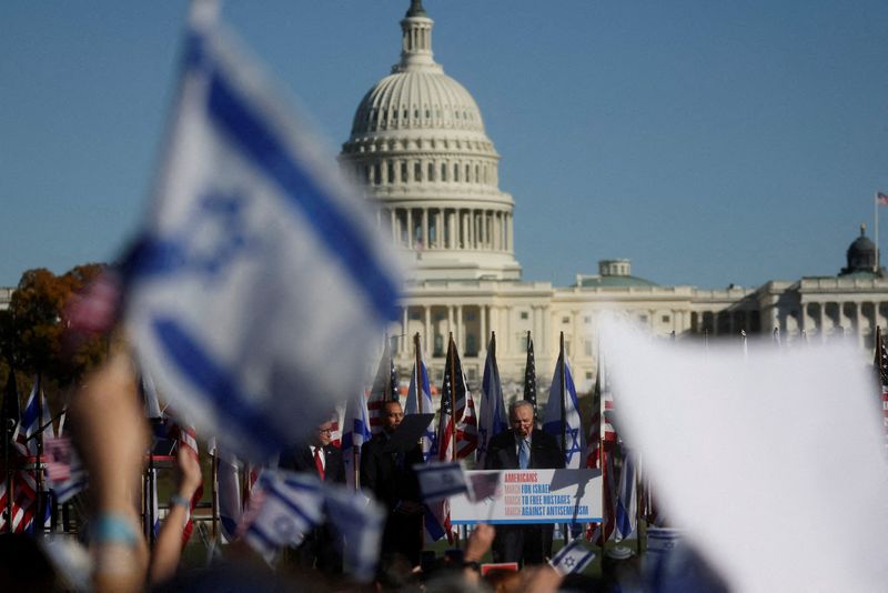 © Reuters. FILE PHOTO: Jewish Americans and supporters of Israel gather in solidarity with Israel and protest against antisemitism, amid the ongoing conflict between Israel and the Palestinian group Hamas, during a rally on the National Mall in Washington, U.S, November 14, 2023. REUTERS/Leah Millis