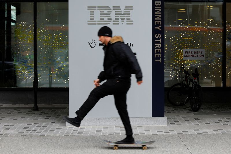 &copy; Reuters. Homem em skate transita em frente ao escritório da IBM em Cambridge, Massachusetts, EUA
16/1/2018 REUTERS/Brian Snyder/Arquivo