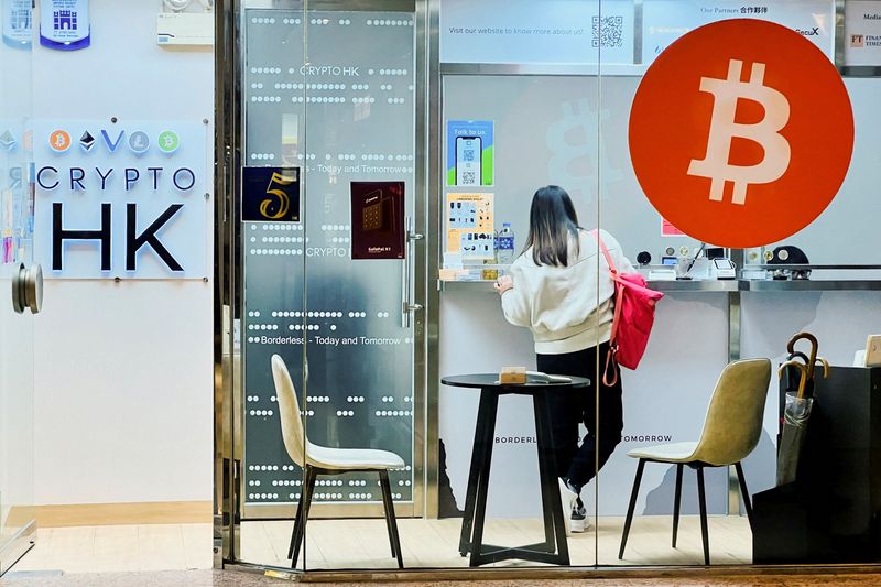© Reuters. FILE PHOTO: A woman stands at the counter of a Crypto HK office in Hong Kong, China January 22, 2024. REUTERS/Summer Zhen/File Photo