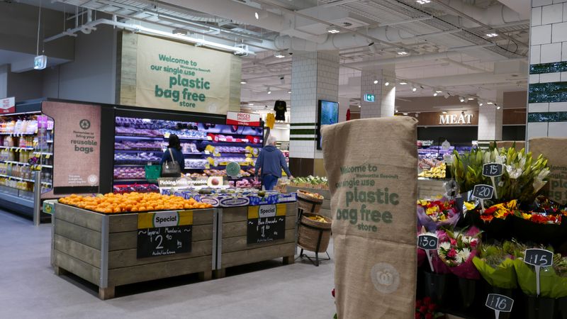 &copy; Reuters. FILE PHOTO: Shoppers browse a plastic bag-free Woolworths supermarket in Sydney, Australia, June 15, 2018.   REUTERS/Jill Gralow/File Photo