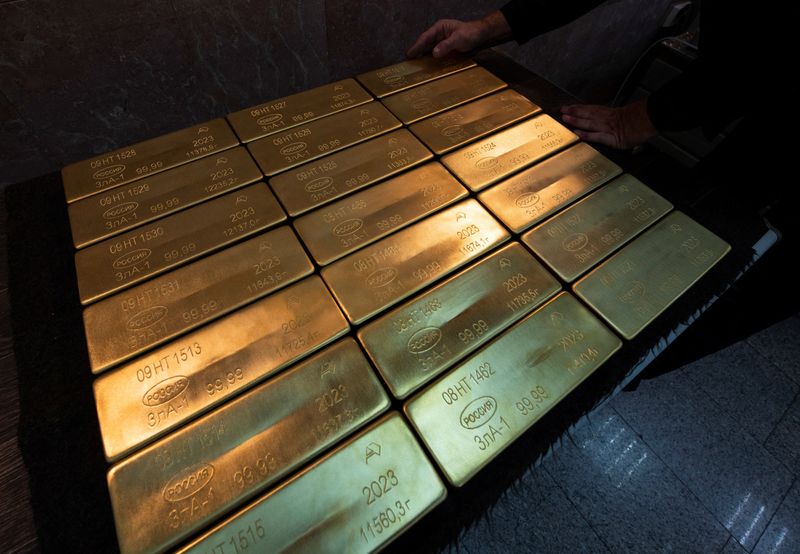 © Reuters. موظف يضع سبائك ذهبية في مصنع لتصنيع وتنقية المعادن في نوفوسيبيرسك يوم 15 سبتمبر أيلول 2023. تصوير: ألكسندر مانزيوك - رويترز