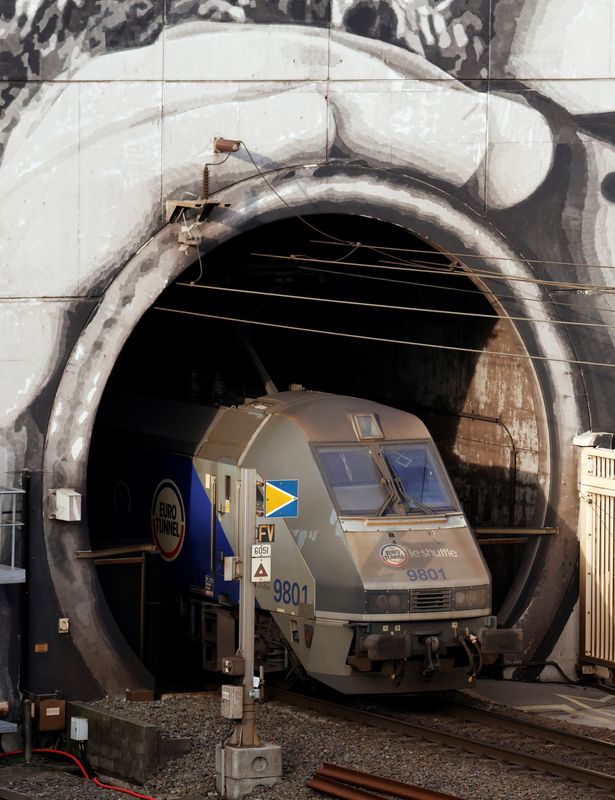 &copy; Reuters. Une navette d'Eurotunnel reliant la France à la Grande-Bretagne est vue à Coquelles, près de Calais, en France. /Photo d'archive/REUTERS/Pascal Rossignol