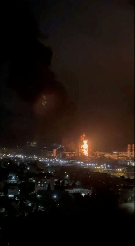 &copy; Reuters. Smoke and flames rise after a fire broke out at a large oil refinery in Tuapse, Russia in this screengrab obtained from a social media video released on January 25, 2024. Video Obtained by Reuters/via REUTERS