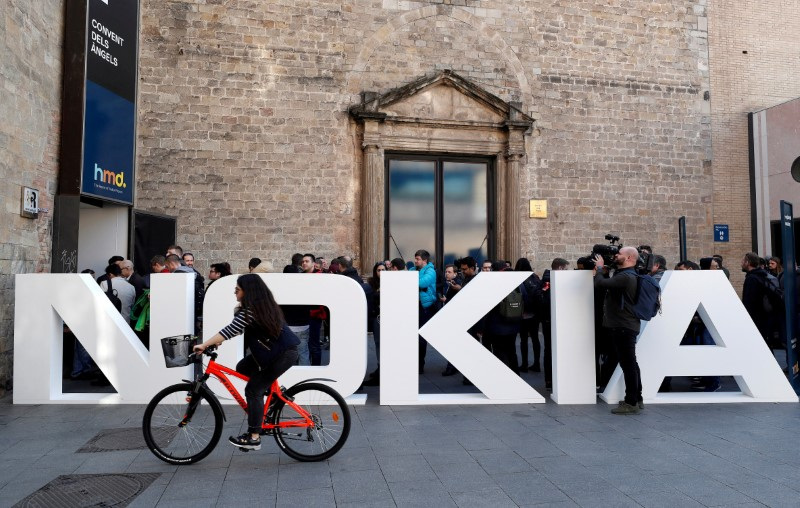&copy; Reuters. FOTO DE ARCHIVO: Un ciclista pasa frente a un logotipo de Nokia durante el Mobile World Congress en Barcelona, España, el 25 de febrero de 2018. REUTERS/Yves Herman