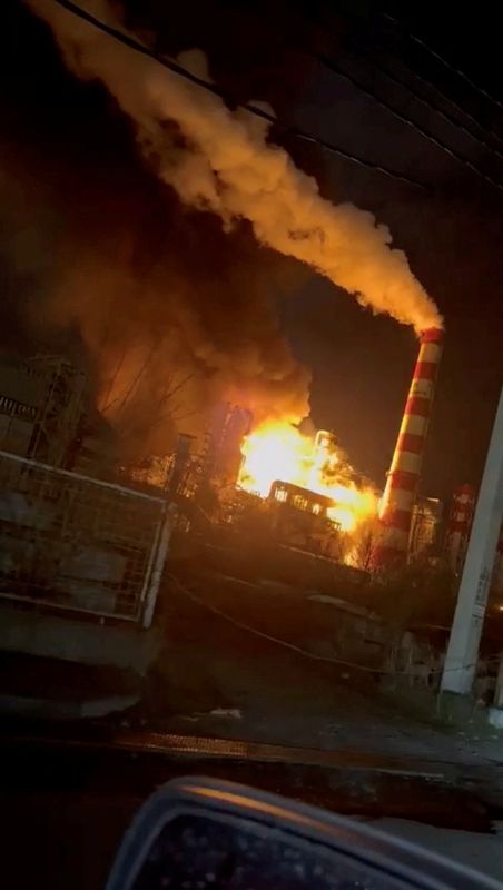 &copy; Reuters. El humo y las llamas se elevan después de que se produjera un incendio en una gran refinería de petróleo en Tuapsé, Rusia, en esta captura de pantalla obtenida de un vídeo en las redes sociales publicado el 25 de enero de 2024. Vídeo obtenido por Re