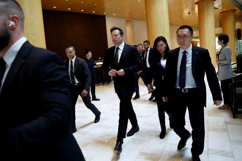 &copy; Reuters. FOTO DE ARCHIVO: Elon Musk, consejero delegado de Tesla, sale de un hotel en Pekín, China. 31 de mayo de 2023. REUTERS/Tingshu Wang